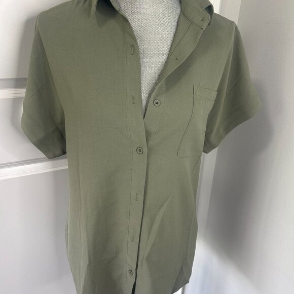 Women's Army Green Button Down Shorty Sleeve Blouse Size M NWOT - Picture 2 of 3